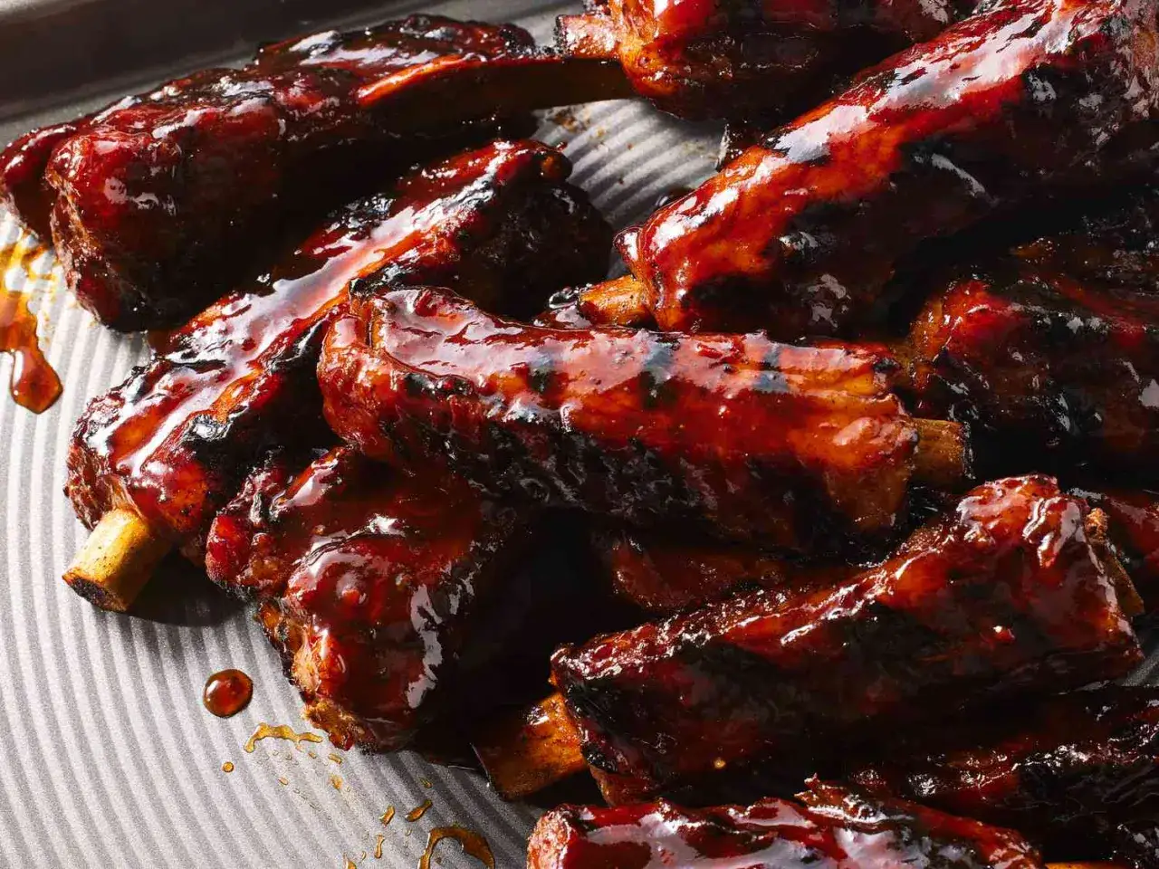 Saftiga baby back ribs glaserade i en m&ouml;rk, glansig s&aring;s. Perfekt f&ouml;r en grillkv&auml;ll!