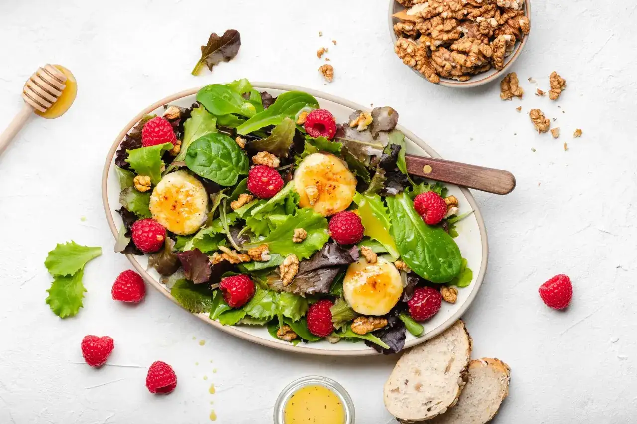 Feldsalat mit warmem Ziegenk&auml;se Honig und Waln&uuml;ssen