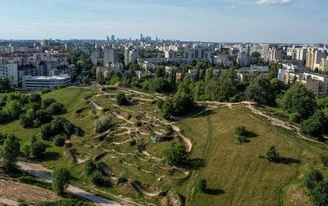Malownicze trasy MTB Warszawa na wzgórzu, z widokiem na miasto. Idealne miejsce dla miłośników rowerowych wyzwań.