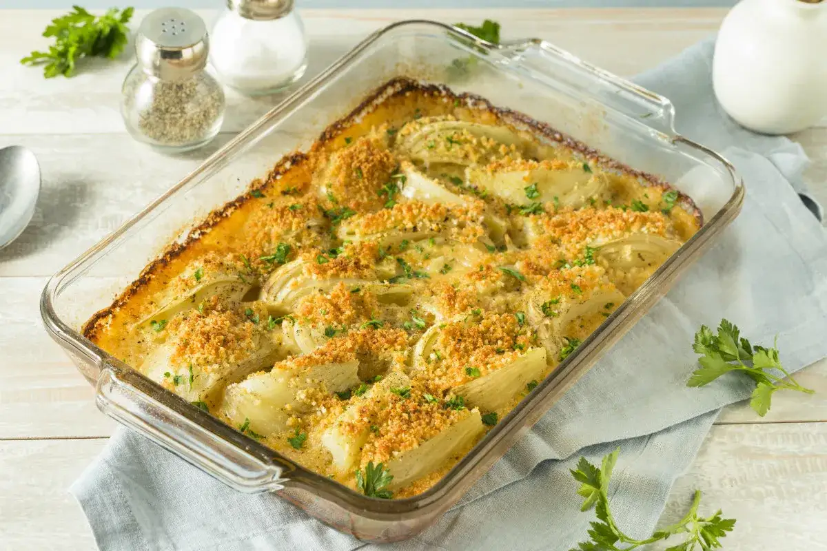 Fino&ccedil;chi gratinati al forno, un piatto invitante con croccante panatura e prezzemolo fresco. Perfetto da servire con un cucchiaio d'argento.