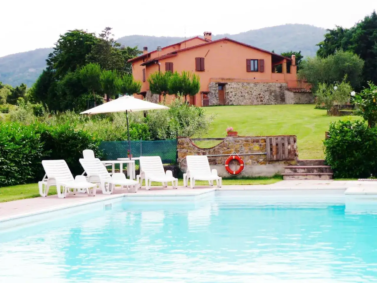 Piscina e casale in Umbria, un luogo ideale per scoprire le curiosità sull'Umbria tra relax e natura.