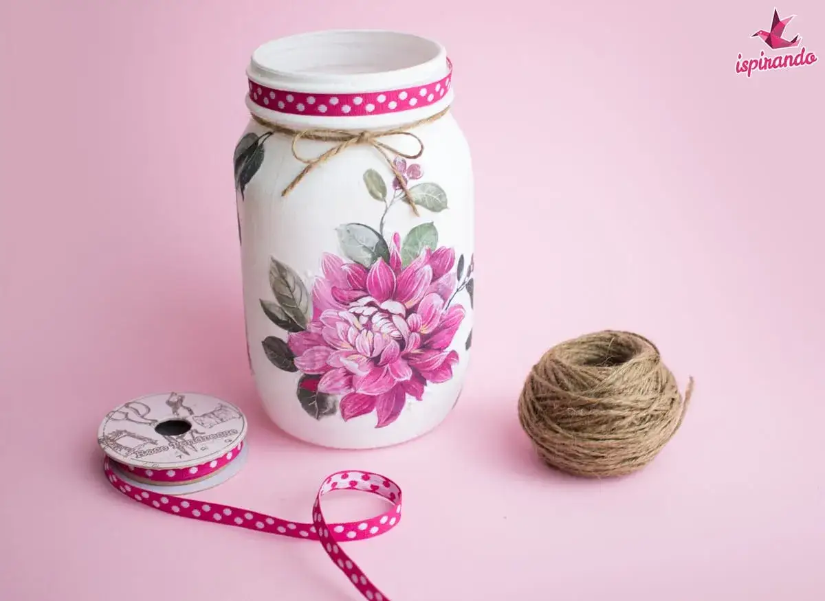 Barattolo decorato con fiori, nastro a pois e spago. Esempi di decoupage per un tocco creativo.
