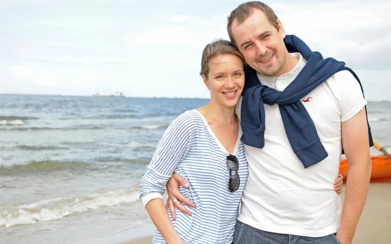 Szczęśliwa para na plaży. Jakub Wąs z żoną cieszą się wspólnym czasem nad morzem.