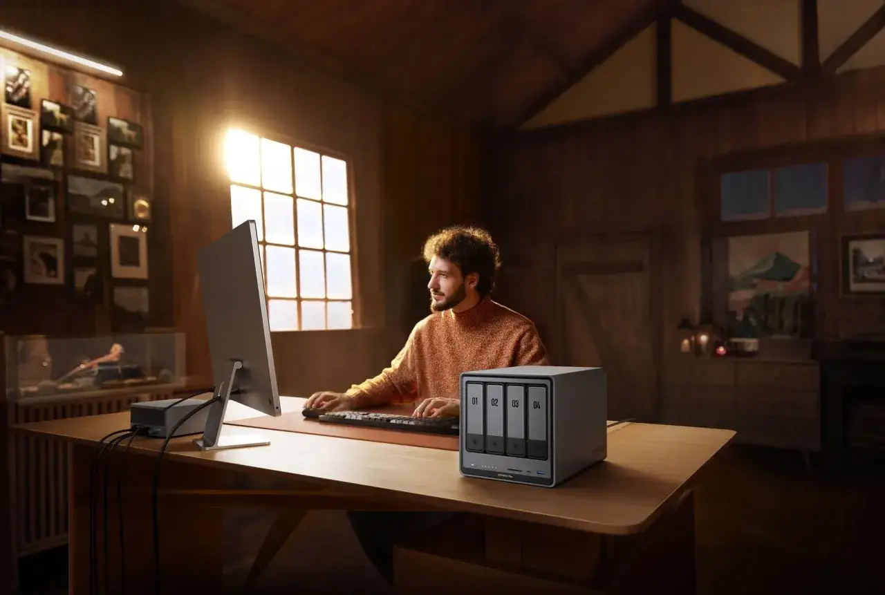 Mann verbindet seinen Mac mit einem NAS-Speicher, um Daten zu sichern.