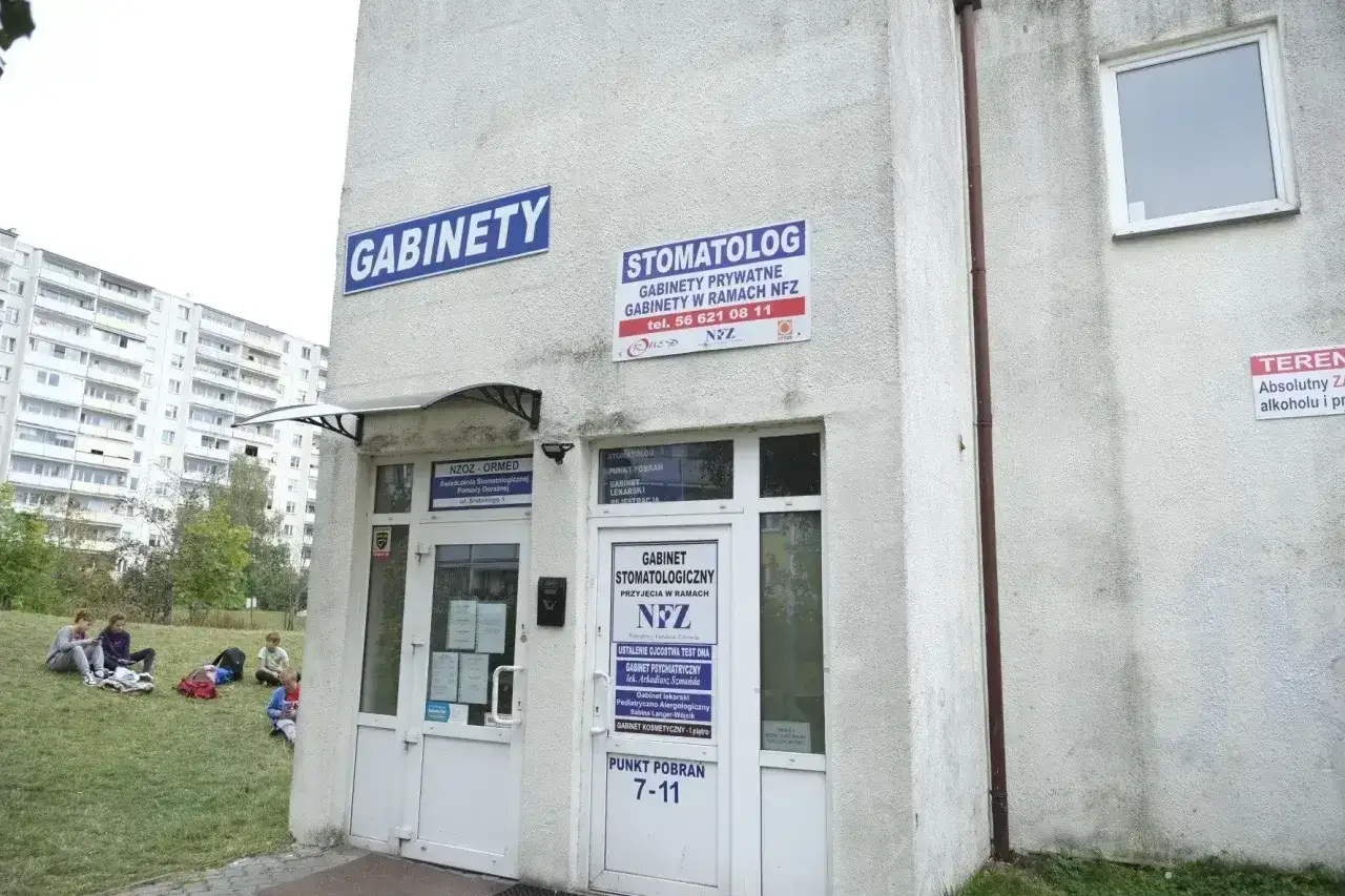 Gabinet stomatologiczny, gdzie leczą ubytek zęba, mieści się w budynku z napisem 
