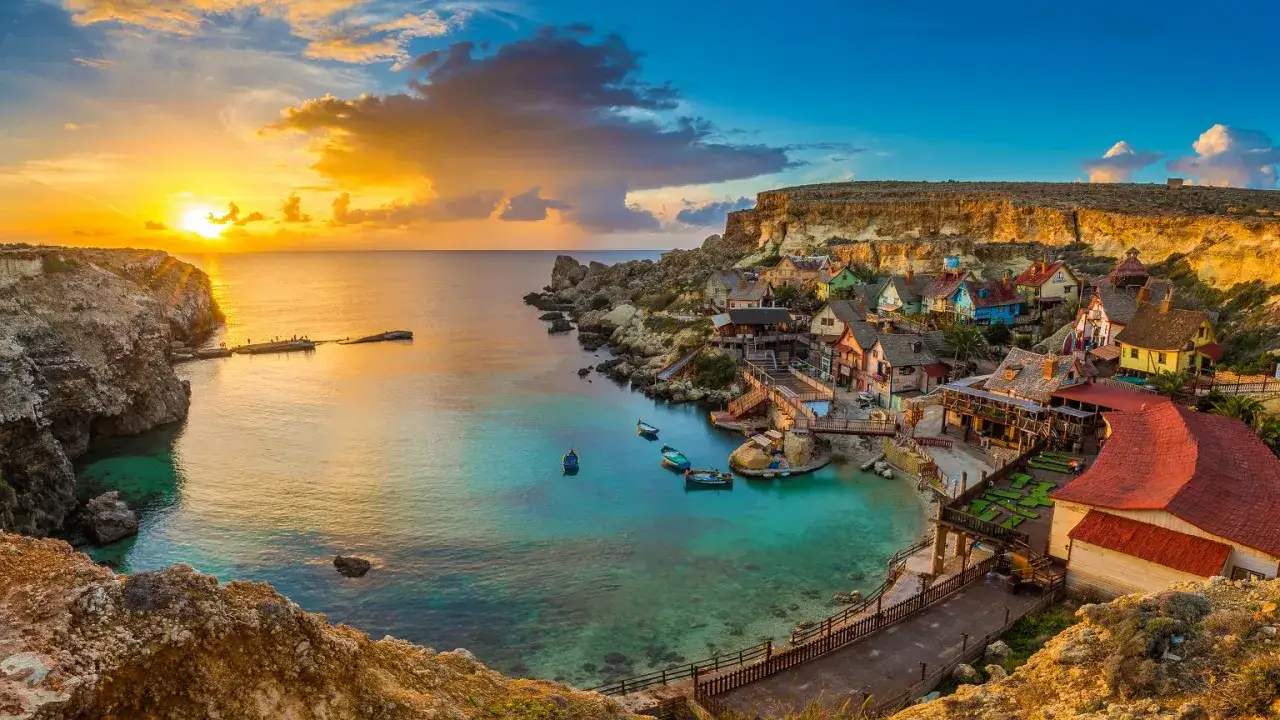Malta, malownicze domki nad zatoką o zachodzie słońca. Ceny noclegów i atrakcji mogą zaskoczyć!