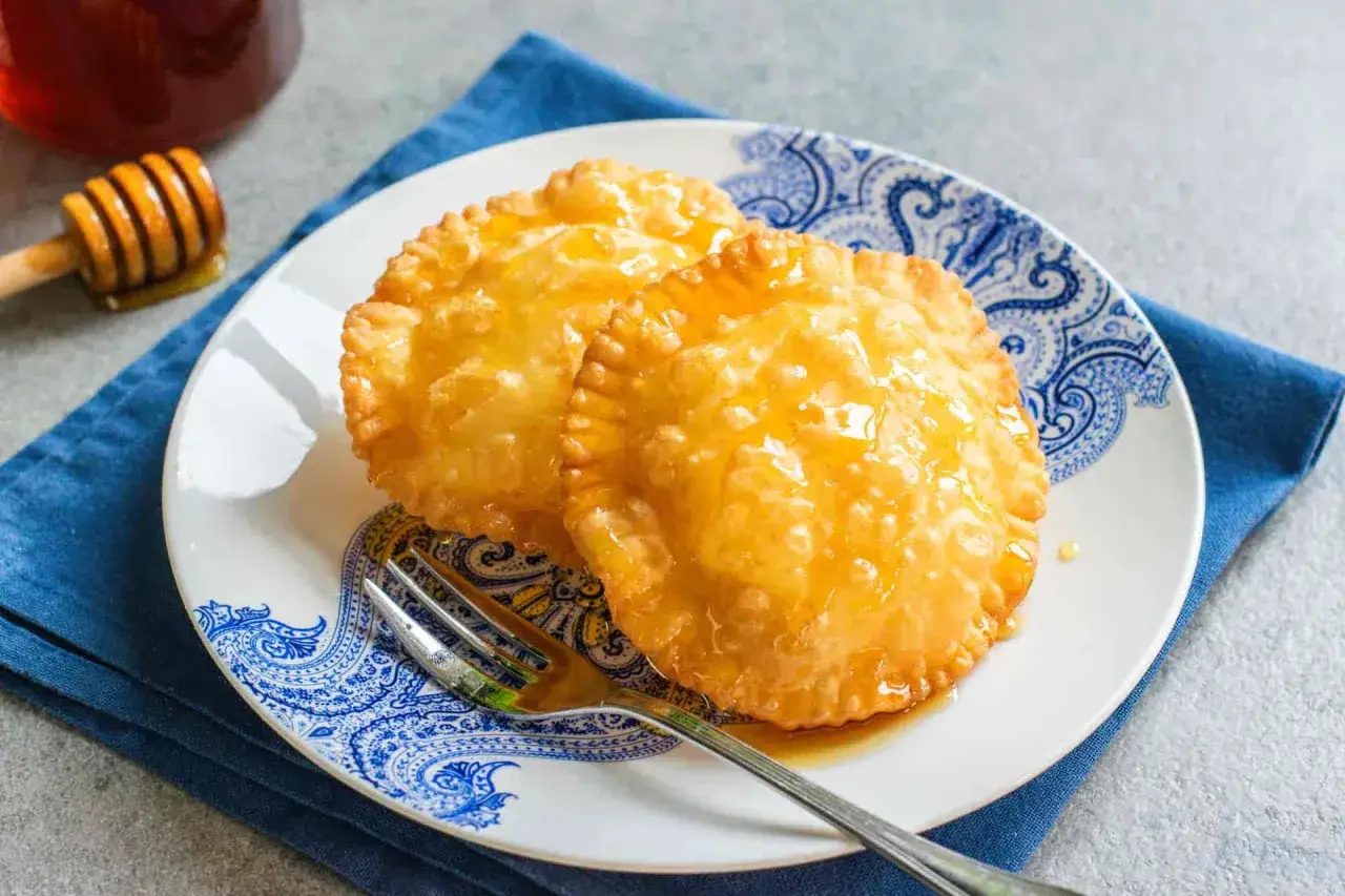 Due seadas dorate e croccanti, ricoperte da un lucido miele dorato, pronte per essere gustate.