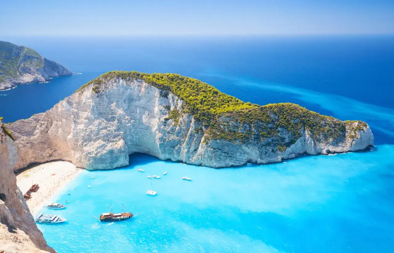 Navagio Beach, Zakynthos &ndash; jedna z najpiękniejszych plaż w Europie, z białymi klifami, turkusową wodą i wrakami statk&oacute;w.