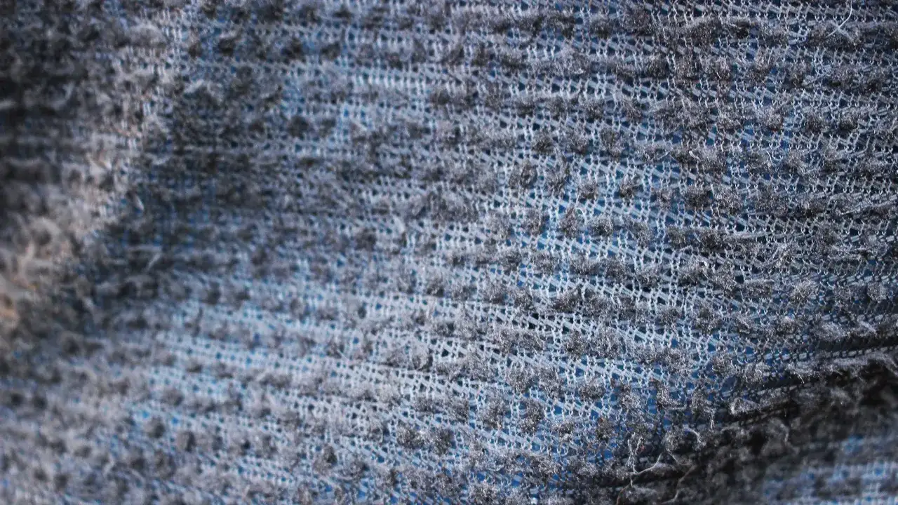 Struktur eines blauen Stoffes mit feiner Pertex Quantum Webung, die f&uuml;r Leichtigkeit und Strapazierf&auml;higkeit sorgt.