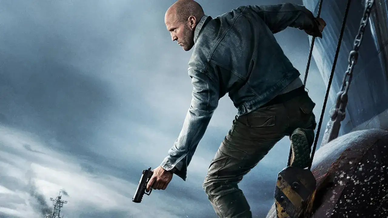 Jason Statham klättrar på ett fartyg med pistol i hand i denna biodlaren film.