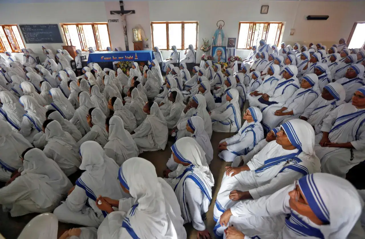 Schwestern im Habit der Missionarinnen der N&auml;chstenliebe, wie sie von Mutter Teresa gegr&uuml;ndet wurden, sitzen im Gebet.