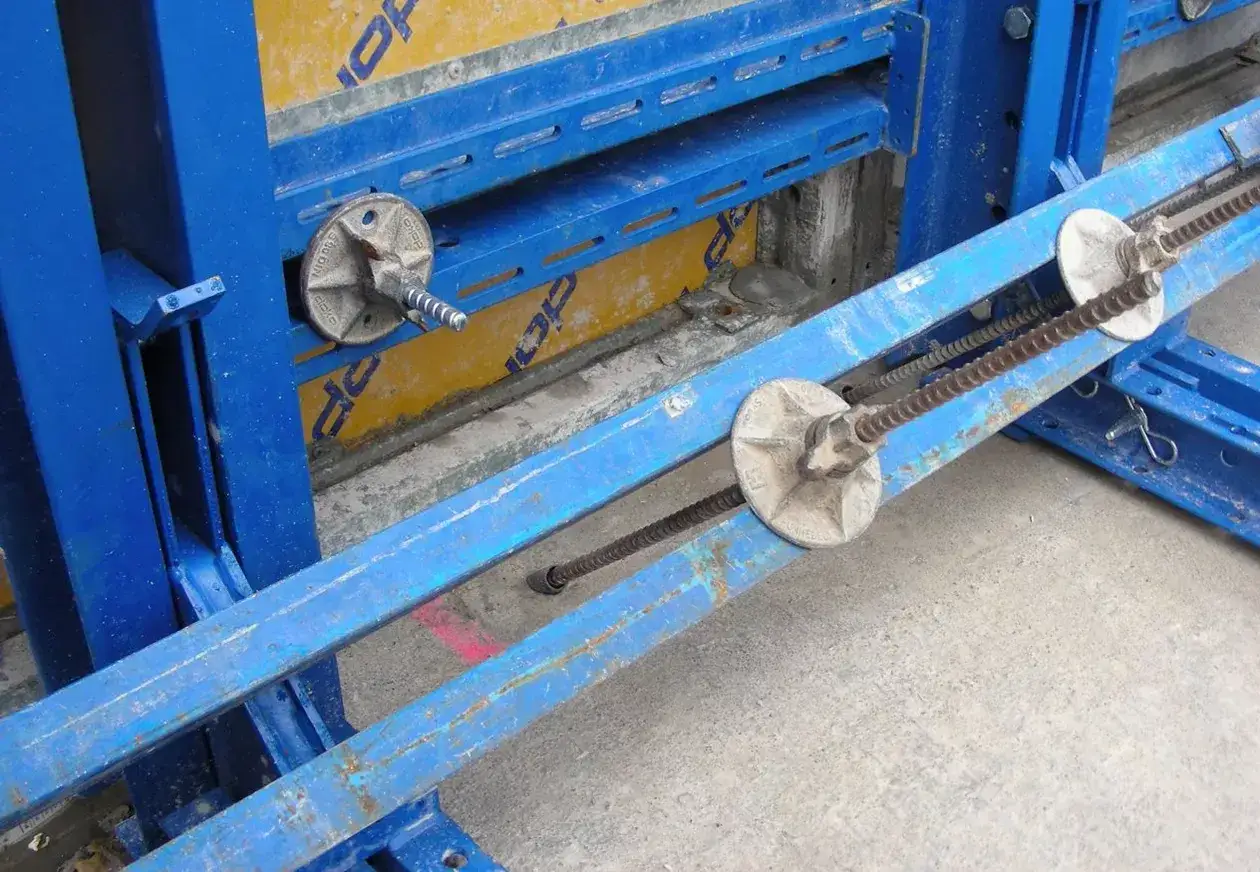 Detailaufnahme vom wandschalung aufbau mit Spannankern und Bewehrungsst&auml;ben.