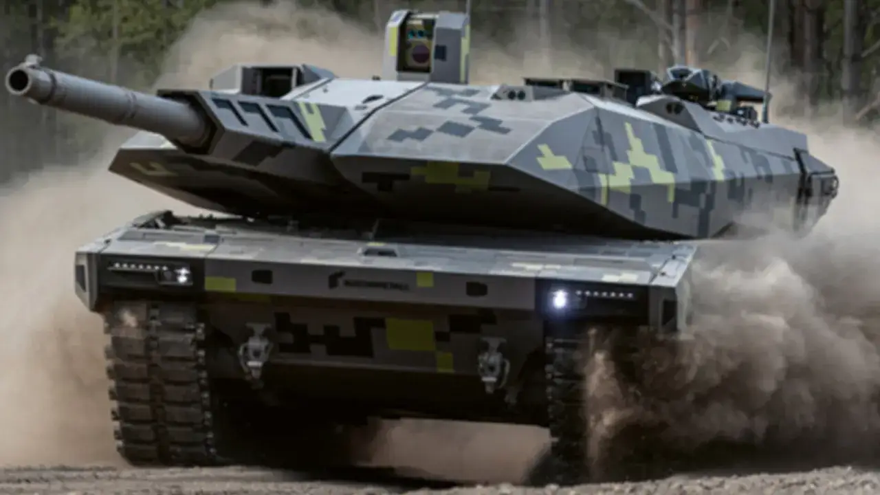 Der Panther KF51 der Bundeswehr fährt durch Staub.