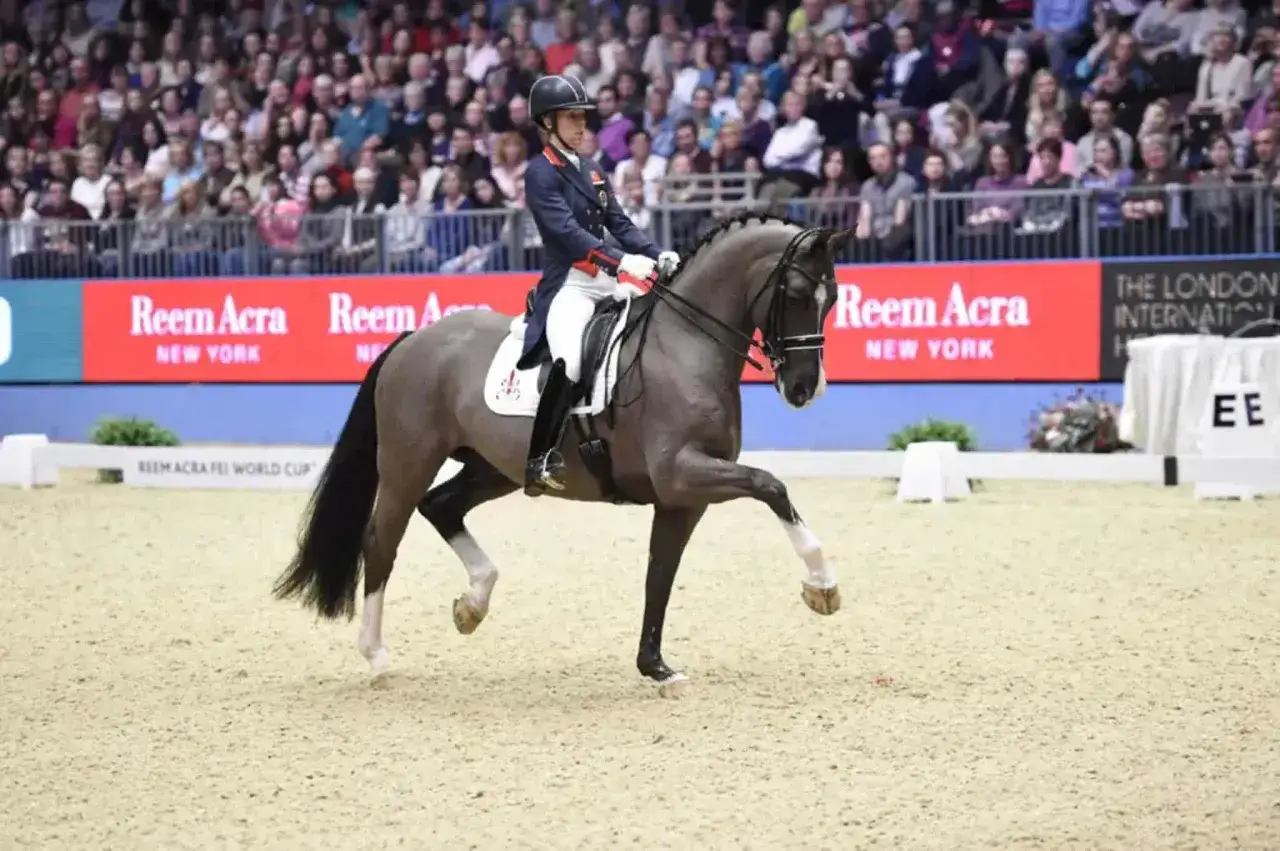 Un cavalier et son cheval Valegro, mort de beauté, exécutent une figure d'équitation devant une foule.