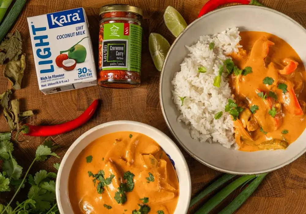 podsmazanie czerwonej pasty curry na patelni