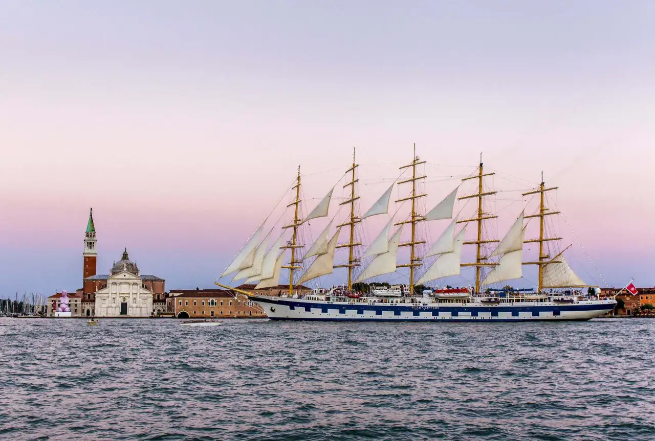 Majestueux voilier naviguant à Venise, symbole du **général valor** des explorateurs d'antan.