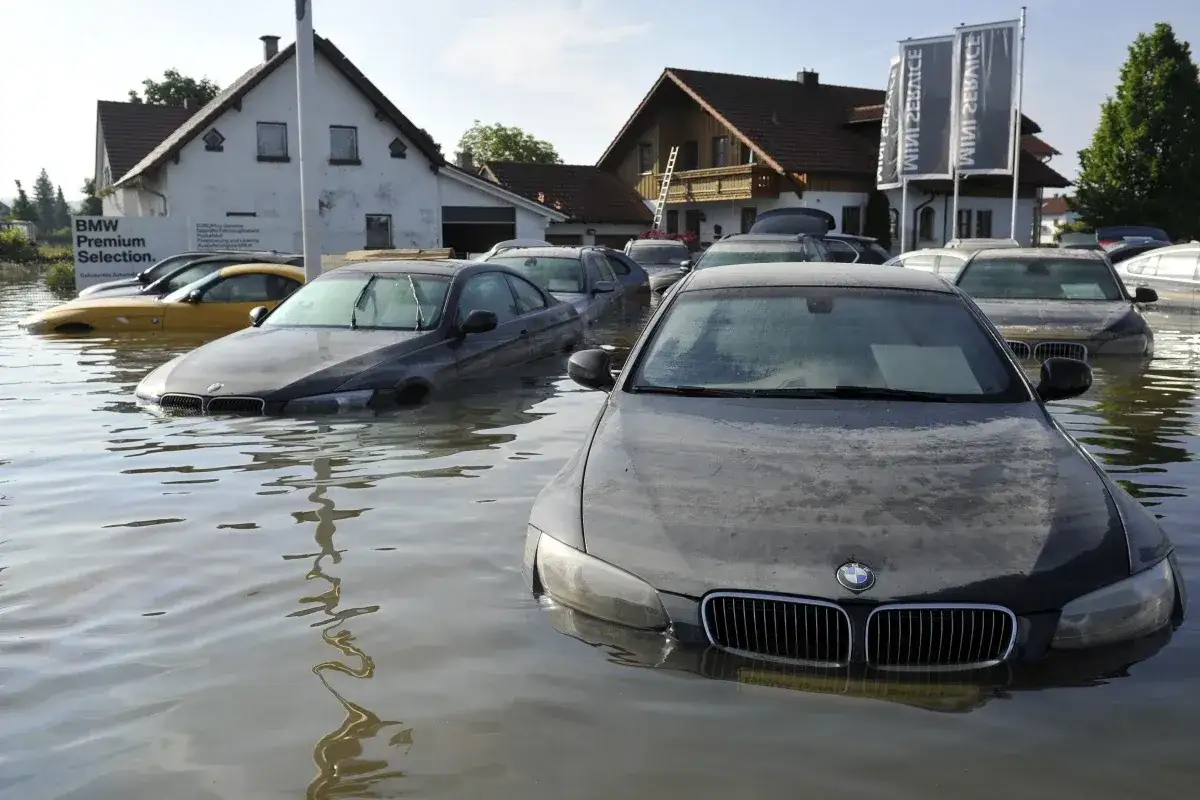 Samochody BMW stoją zanurzone w wodzie po powodzi. Kupiłem auto po powodzi, ale wygląda na to, że to nie jedyne.