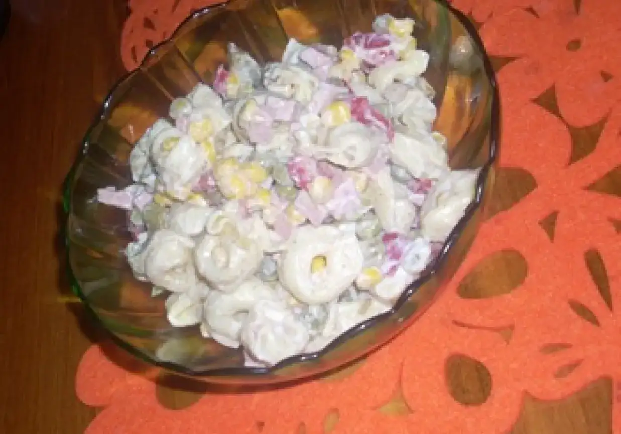 Pyszna sałatka z tortellini, kukurydzy i szynki w kremowym sosie. To najlepsza sałatka z tortellini z grzybami, którą warto spróbować!