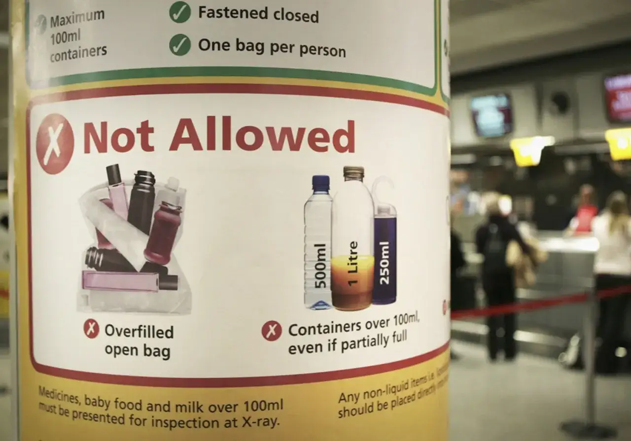 Zasady przewozu płynów na lotnisku: czy można zabrać do samolotu dezodorant? Tylko w pojemnikach do 100 ml.