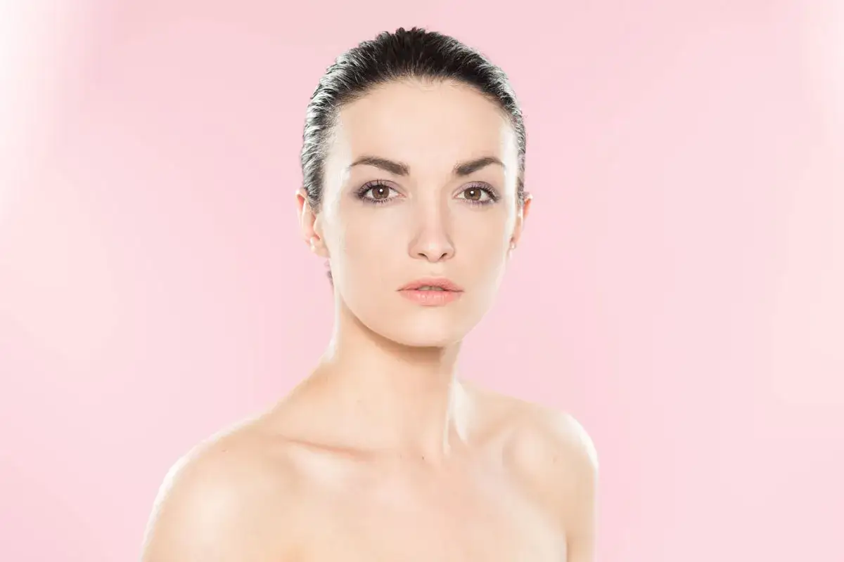 Portret kobiety w stylu high key fotografia. Delikatne światło podkreśla jej naturalne piękno.