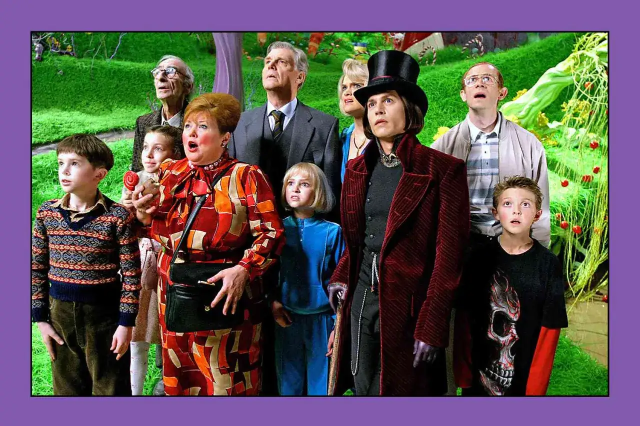 Charli i fabryka czekolady obsada: dzieci, rodzice i Willy Wonka patrzą w górę z zachwytem na magiczną krainę słodyczy.