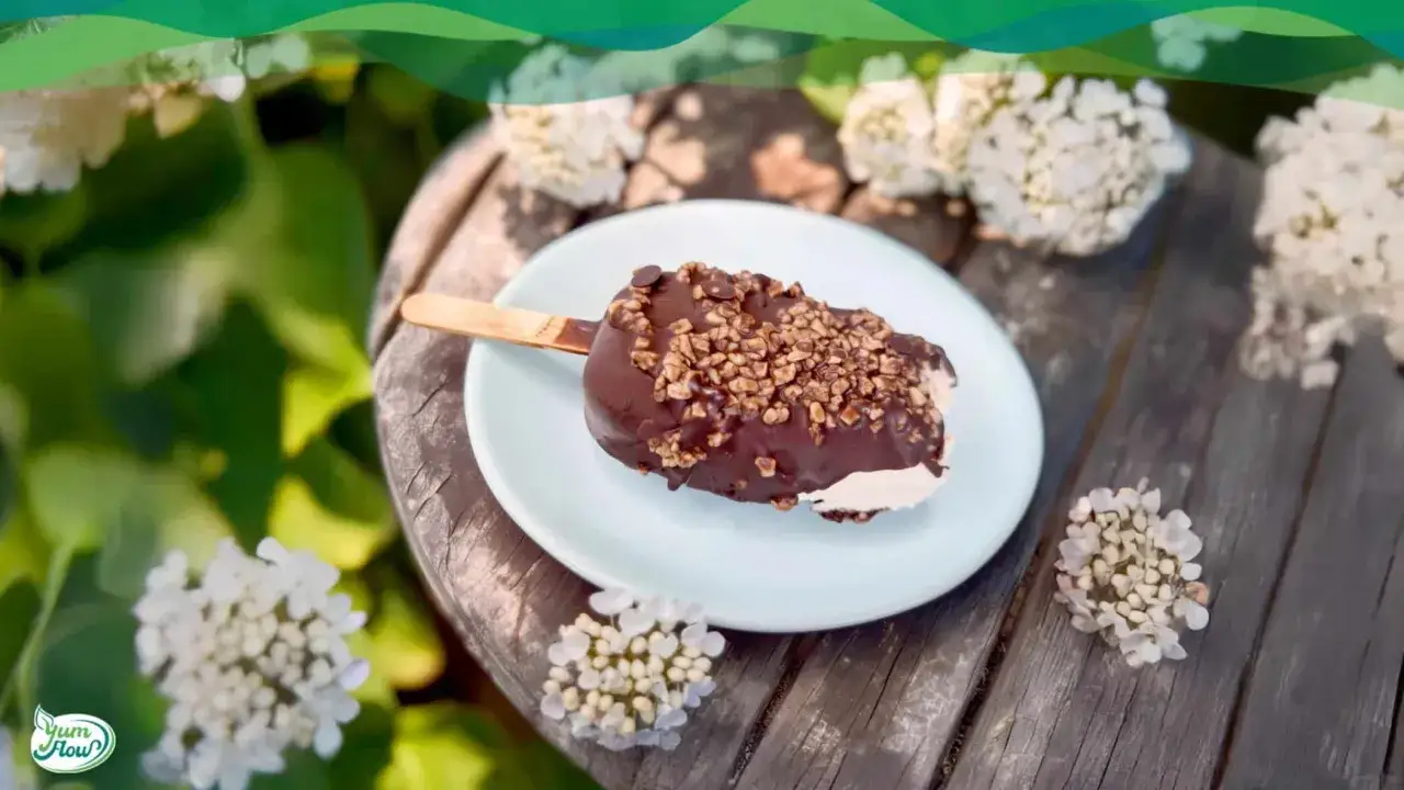 Ein köstliches Magnum Eis, das Lust macht, **magnum eis selber machen**. Umgeben von Blüten auf einem Holztisch.