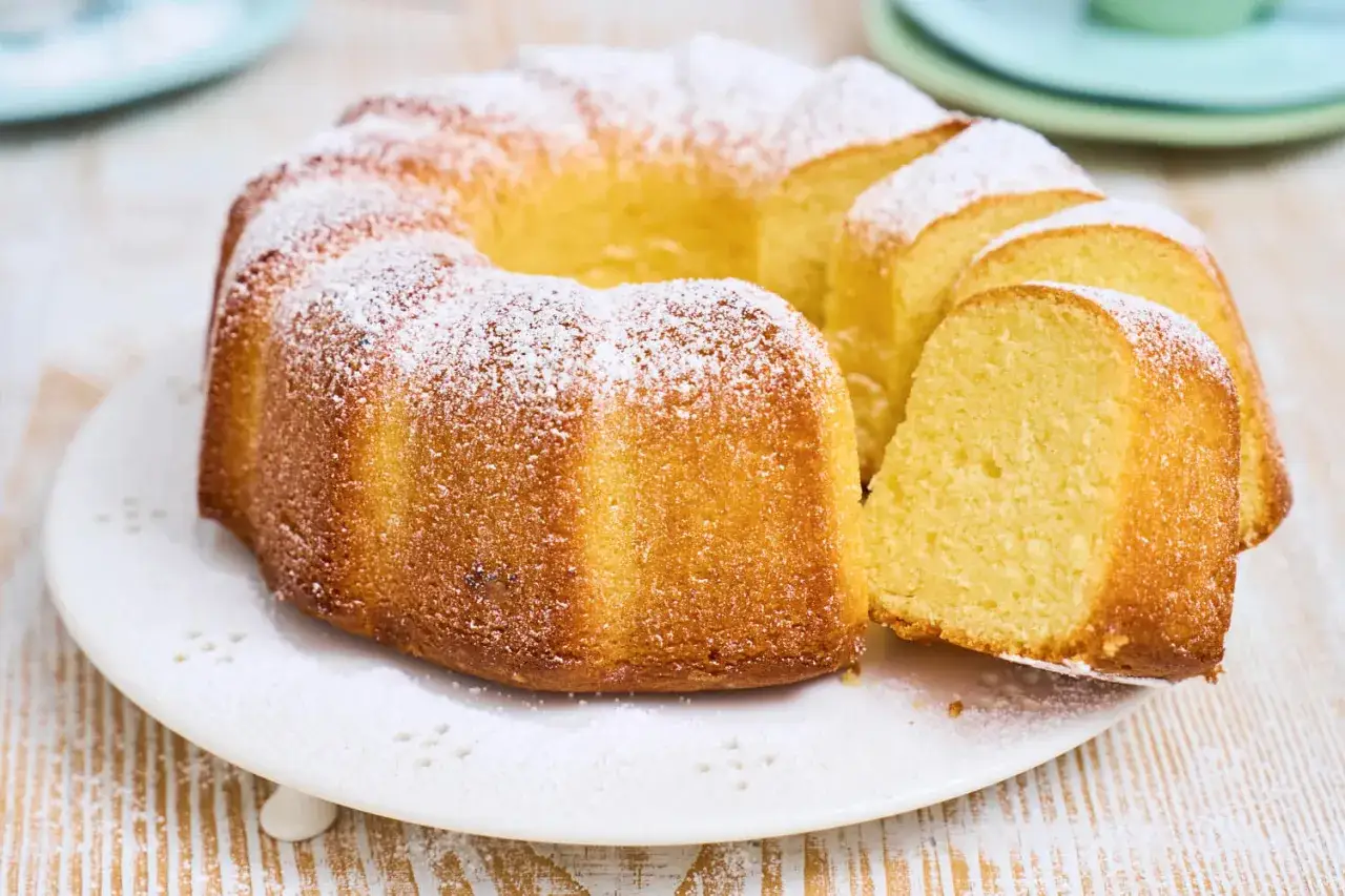 Ein goldbrauner Gugelhupf, mit Puderzucker bestäubt, verspricht als schneller Kuchen saftig und köstlich zu sein.