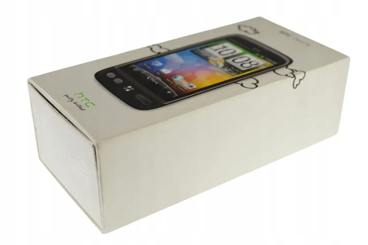 Opakowanie telefonu HTC Desire 500 czarny. Na pudełku widoczny ekran smartfona z ikonami aplikacji i zegarem.