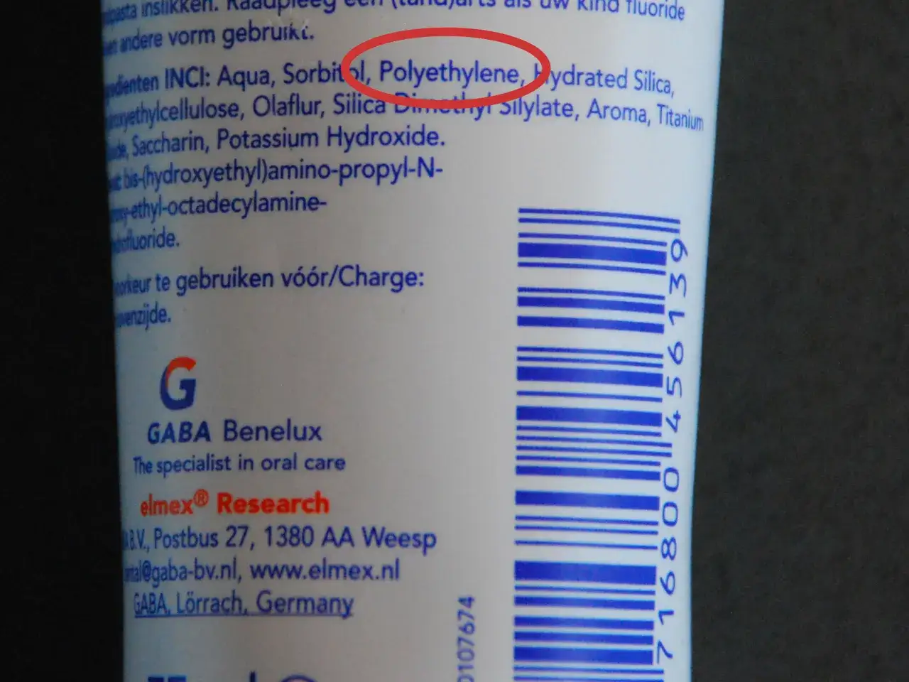 Składnik Polyethylene, czyli mikroplastik w kosmetykach, widoczny na opakowaniu pasty do zębów Elmex.