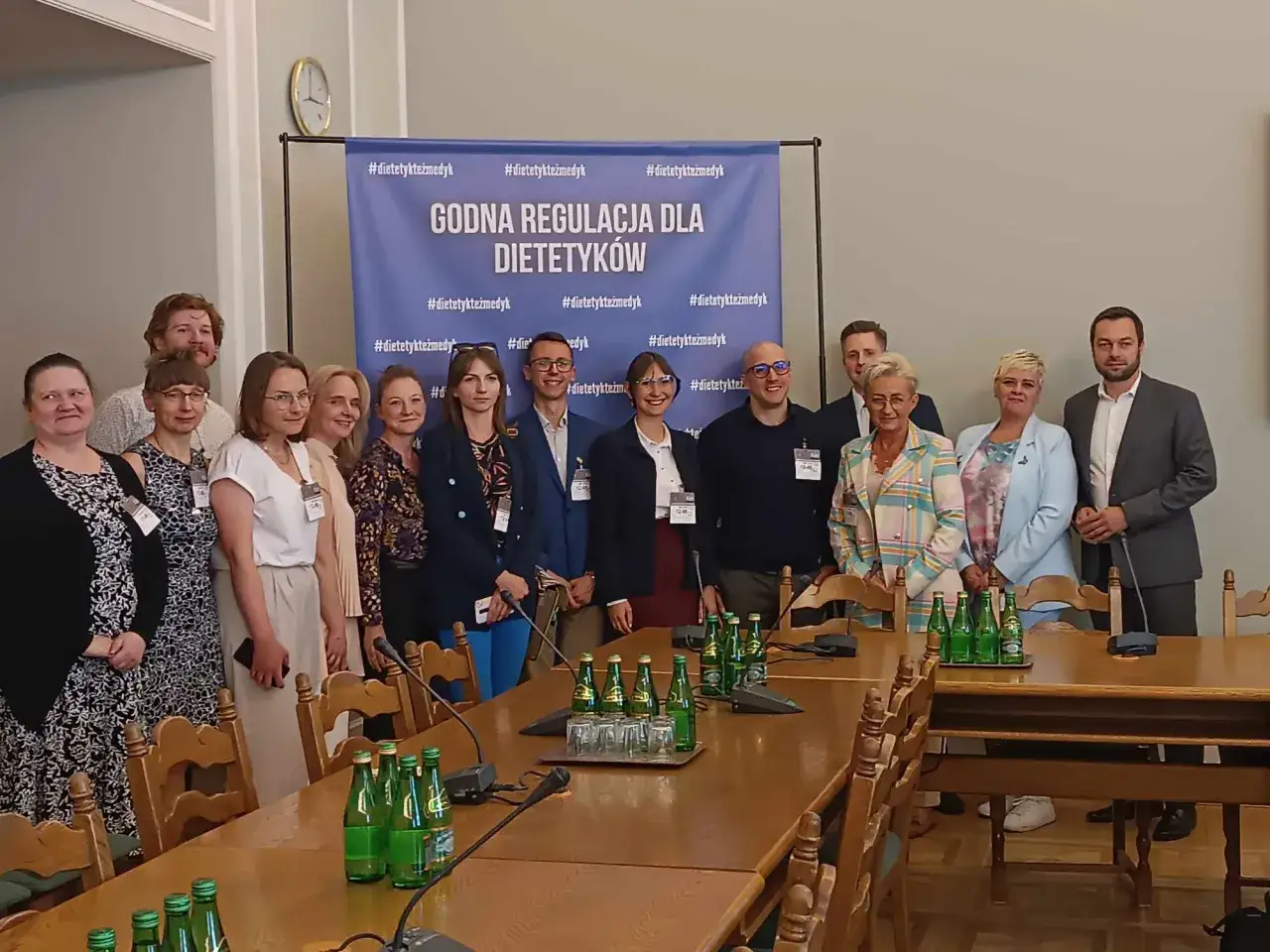 Grupa dietetyków na tle banera 
