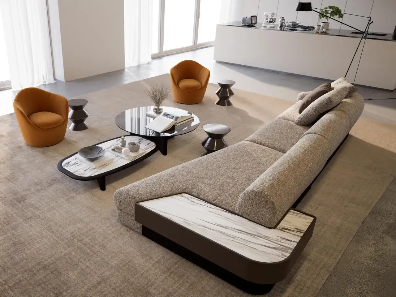 Ein modernes Wohnzimmer mit einer beigen, ergonomischen Couch, zwei orangefarbenen Sesseln und einem Couchtisch.
