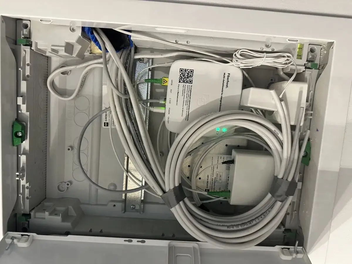 Wszystkie kable światłowodowe i urządzenia sieciowe w białej obudowie. Tak wygląda instalacja, która umożliwia jak odbierać TV Republika przez światłowód.