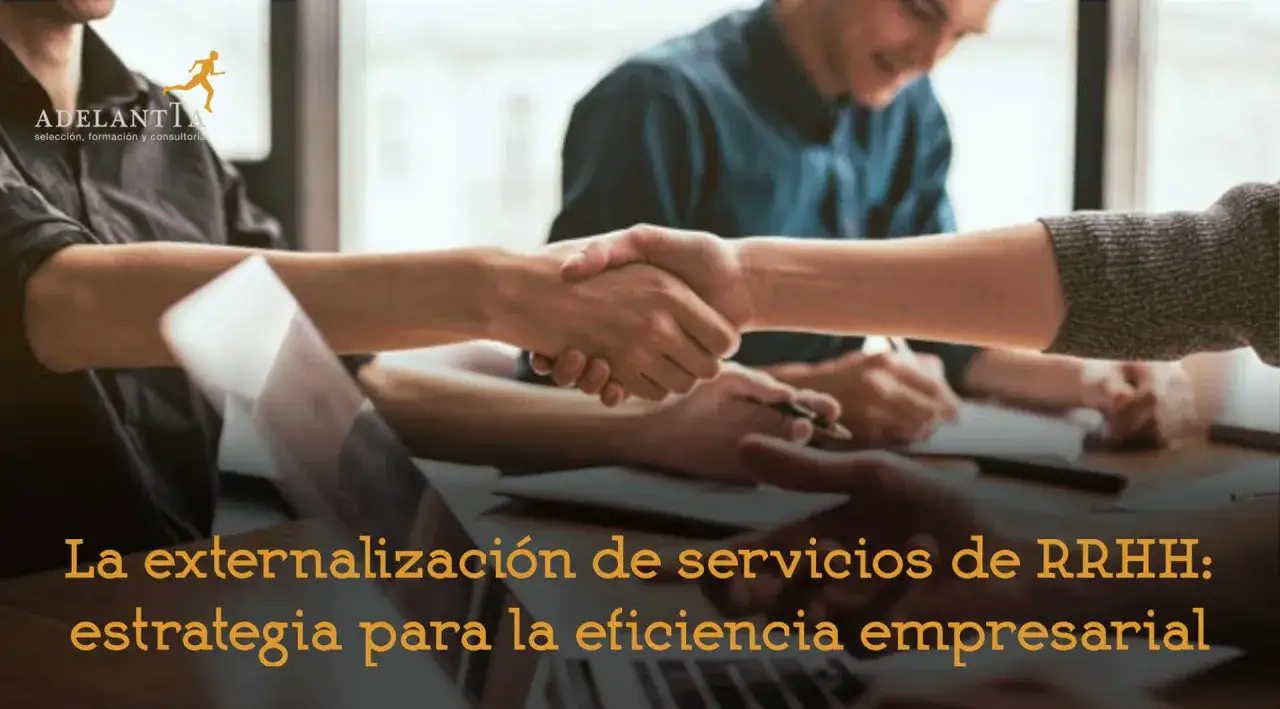 Manos estrech&aacute;ndose en una reuni&oacute;n, simbolizando el outsourcing que es una estrategia para la eficiencia empresarial.