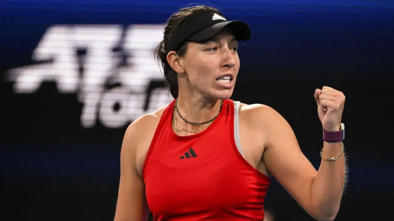 Jessica Pegula, tenisistka w czerwonej koszulce, świętuje zwycięstwo, zaciskając pięść.