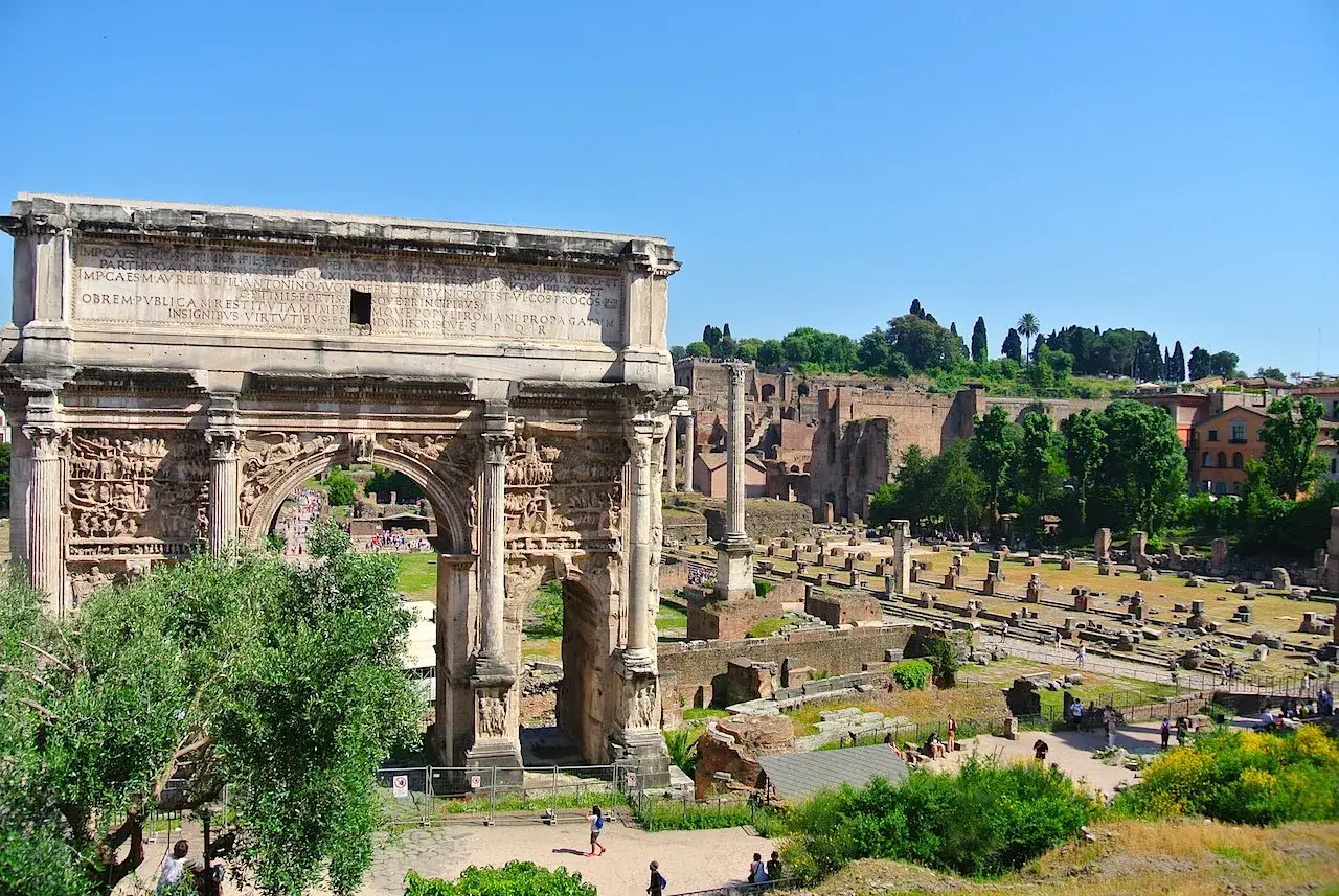 Łuk Septymiusza Sewera, symbol potęgi i prawa rzymskiego, na tle Forum Romanum.