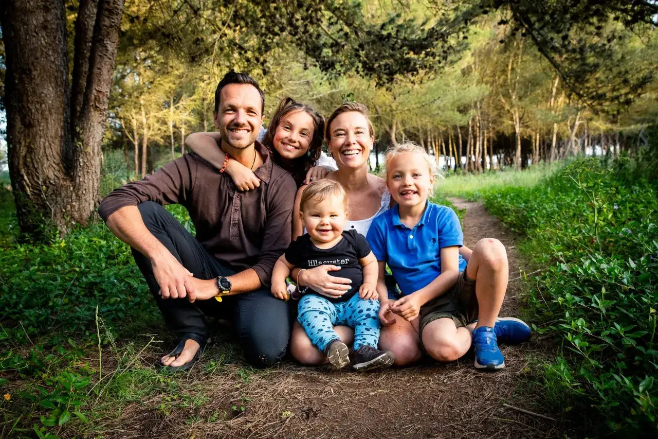 Glada Axel svenska familjen njuter av en solig dag i skogen.