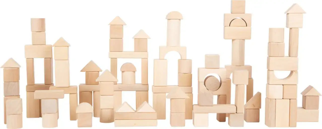 Vielfältiges Baueckematerial für den Kindergarten: Holzklötze in verschiedenen Formen und Größen, die zum Bauen und Spielen einladen.