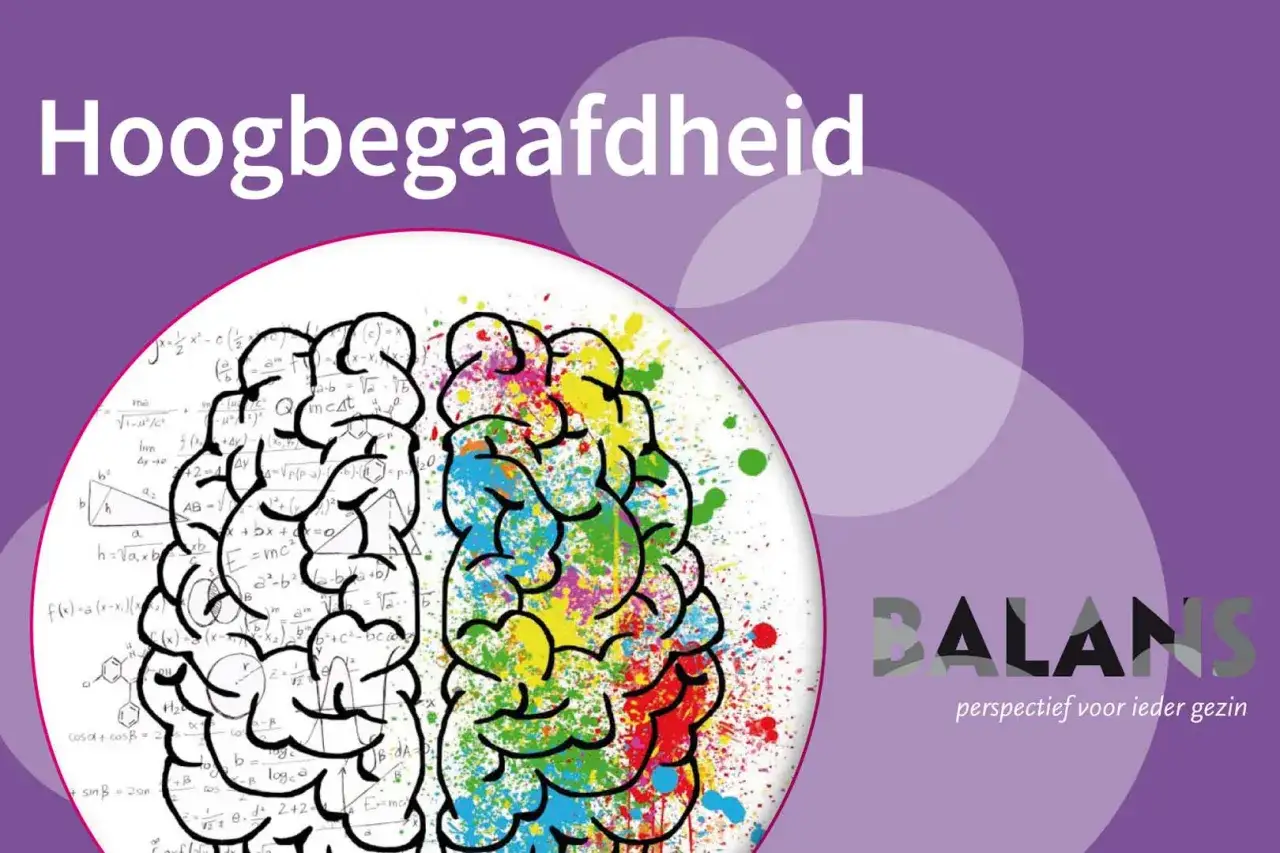 Een brein met wiskundige formules en kleurrijke verfspatten, symbool voor hoogbegaafdheid en de complexiteit van het denken.