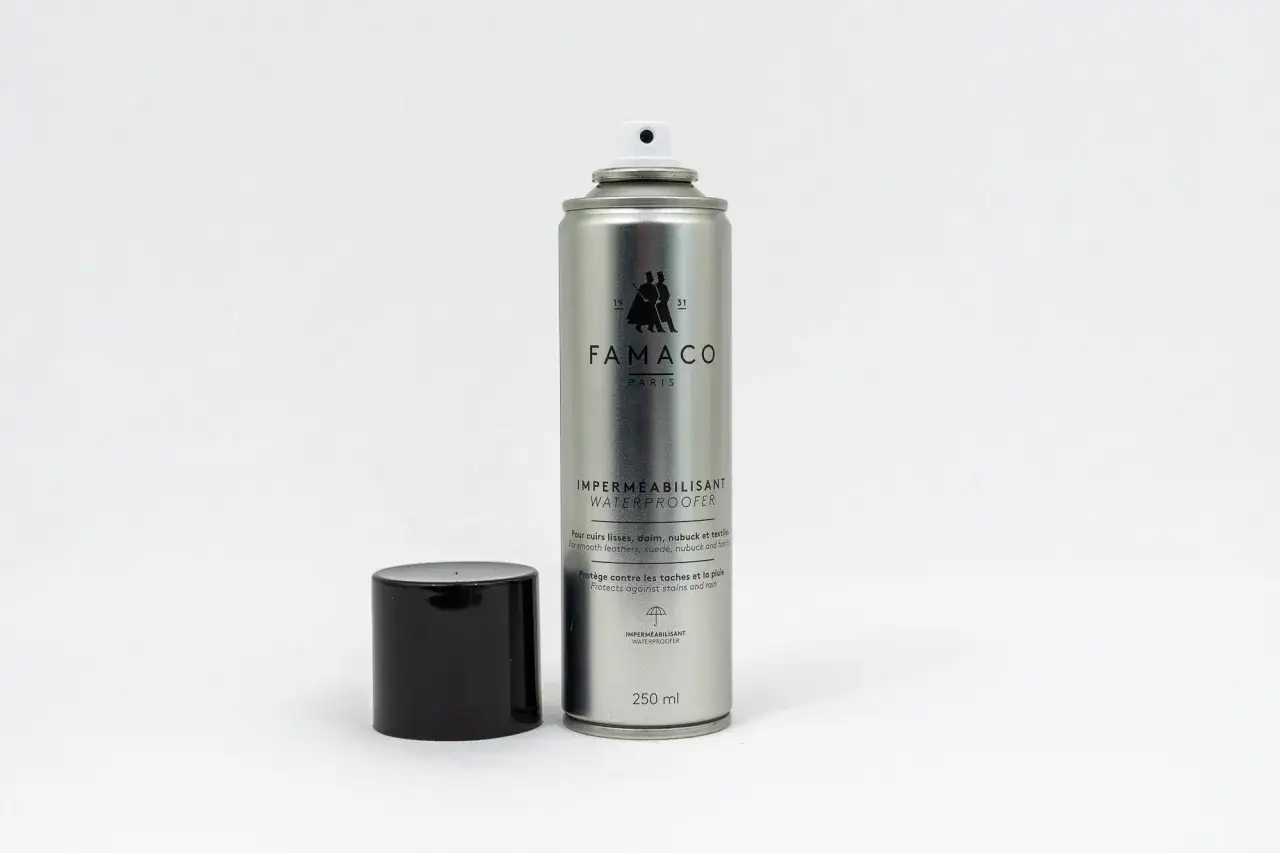 Spray imperméabilisant Famaco pour protéger vos chaussures. Ce produit ne va pas abîmer vos chaussures, mais les préserver de l'eau et des taches.