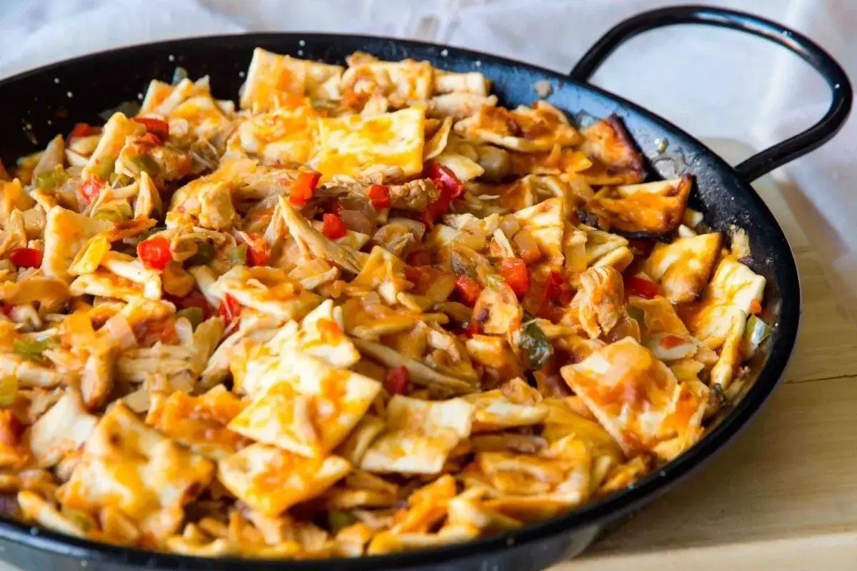 Un delicioso plato de pasta con pollo y verduras, perfecto para comer en Riopar.