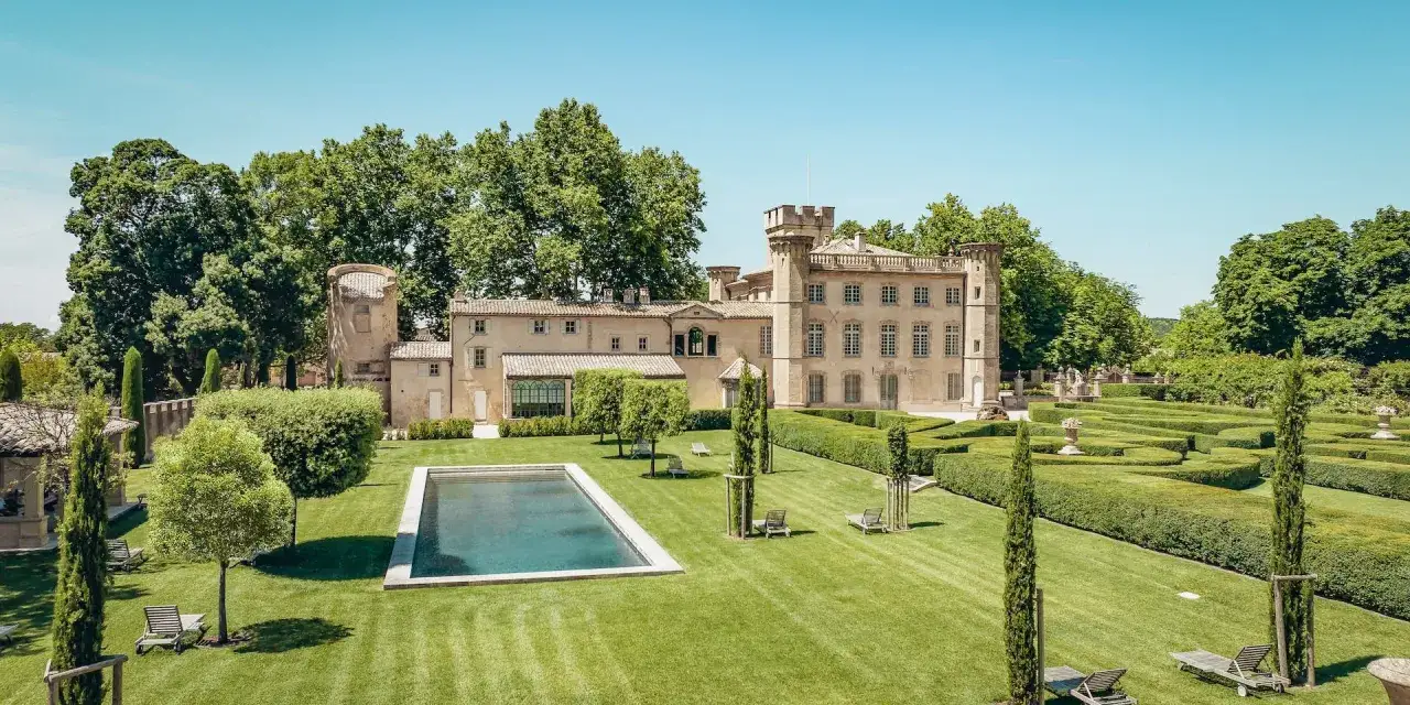 Magnifique château de Beaulieu, un lieu de rêve qui pourrait accueillir Nicolas Sarkozy pour des vacances paisibles. Piscine, jardins à la française et verdure luxuriante.