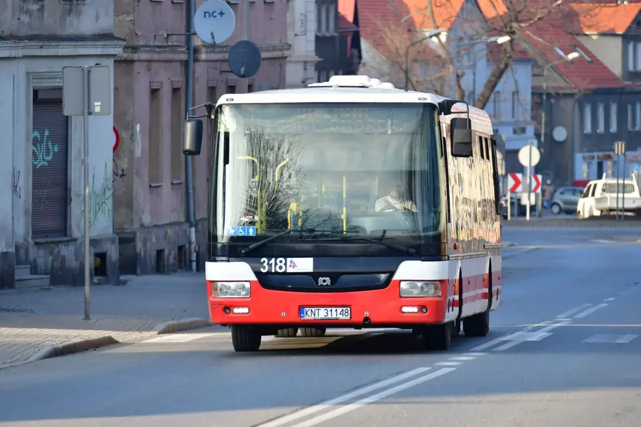 Autobus na dworcu w Bielawie