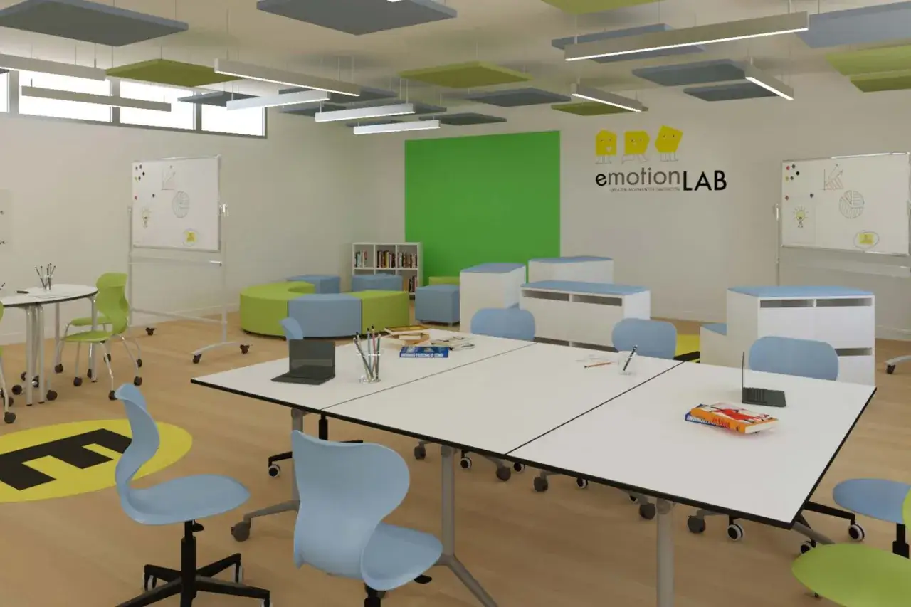 Un moderno aula STEM con mobiliarios flexibles, pizarras, asientos modulares y un espacio de trabajo colaborativo.