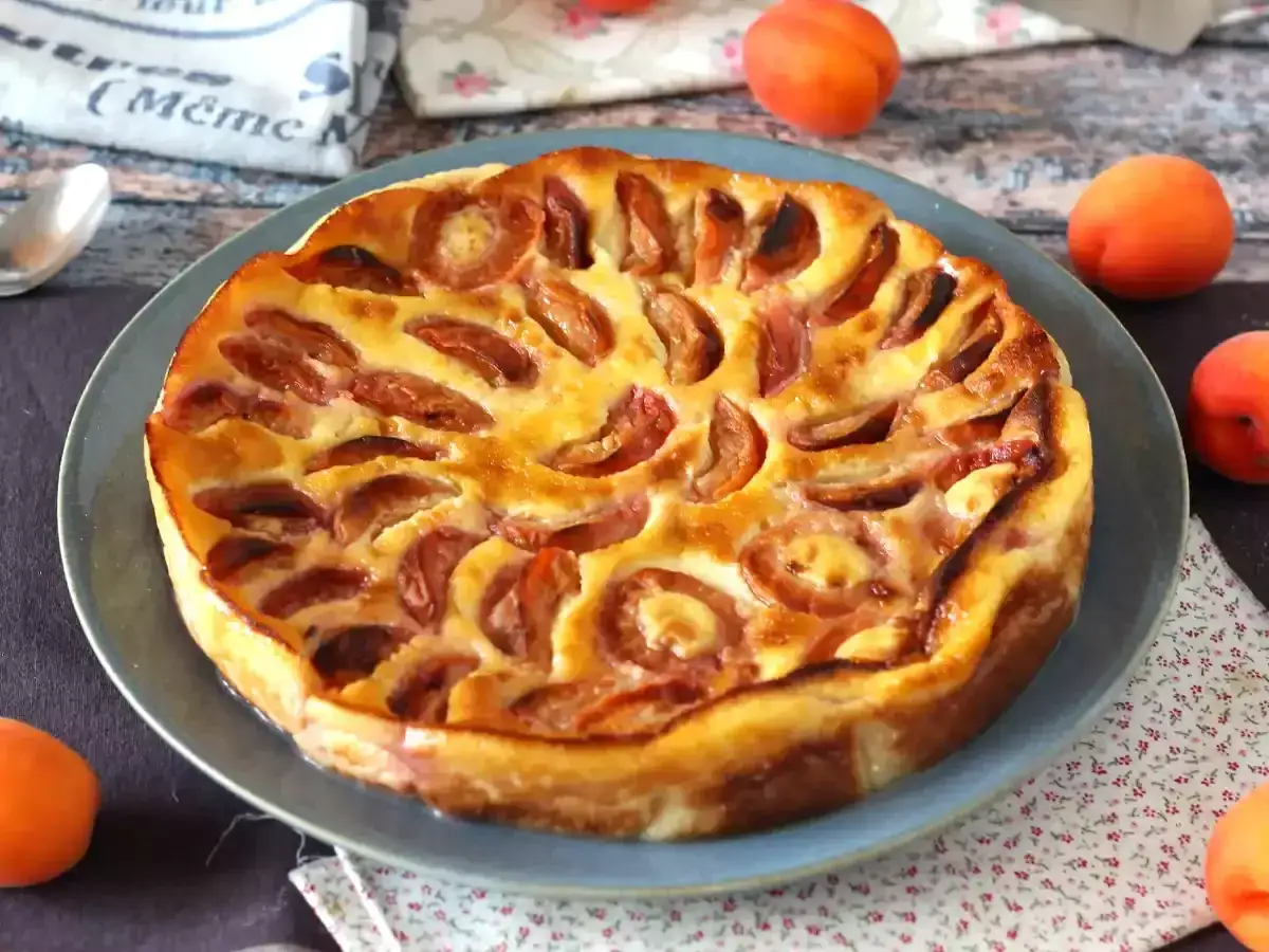 Clafoutis aux abricots, la recette grand-mère qui sent bon l'été. Un délice doré aux fruits fondants.