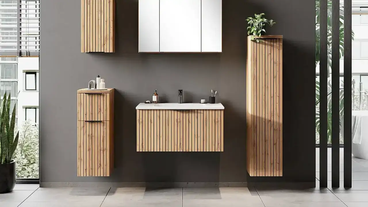 Salle de bain moderne avec meubles en bois &agrave; lamelles, lavabo suspendu et miroir. La **solid surface** du plan vasque compl&egrave;te le design &eacute;pur&eacute;.