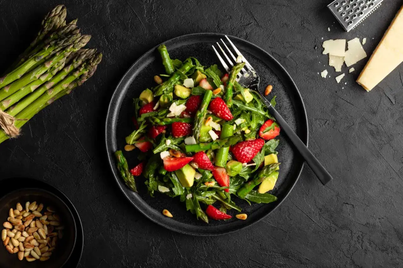 Salat mit gr&uuml;nem Spargel und Vinaigrette auf einem Teller