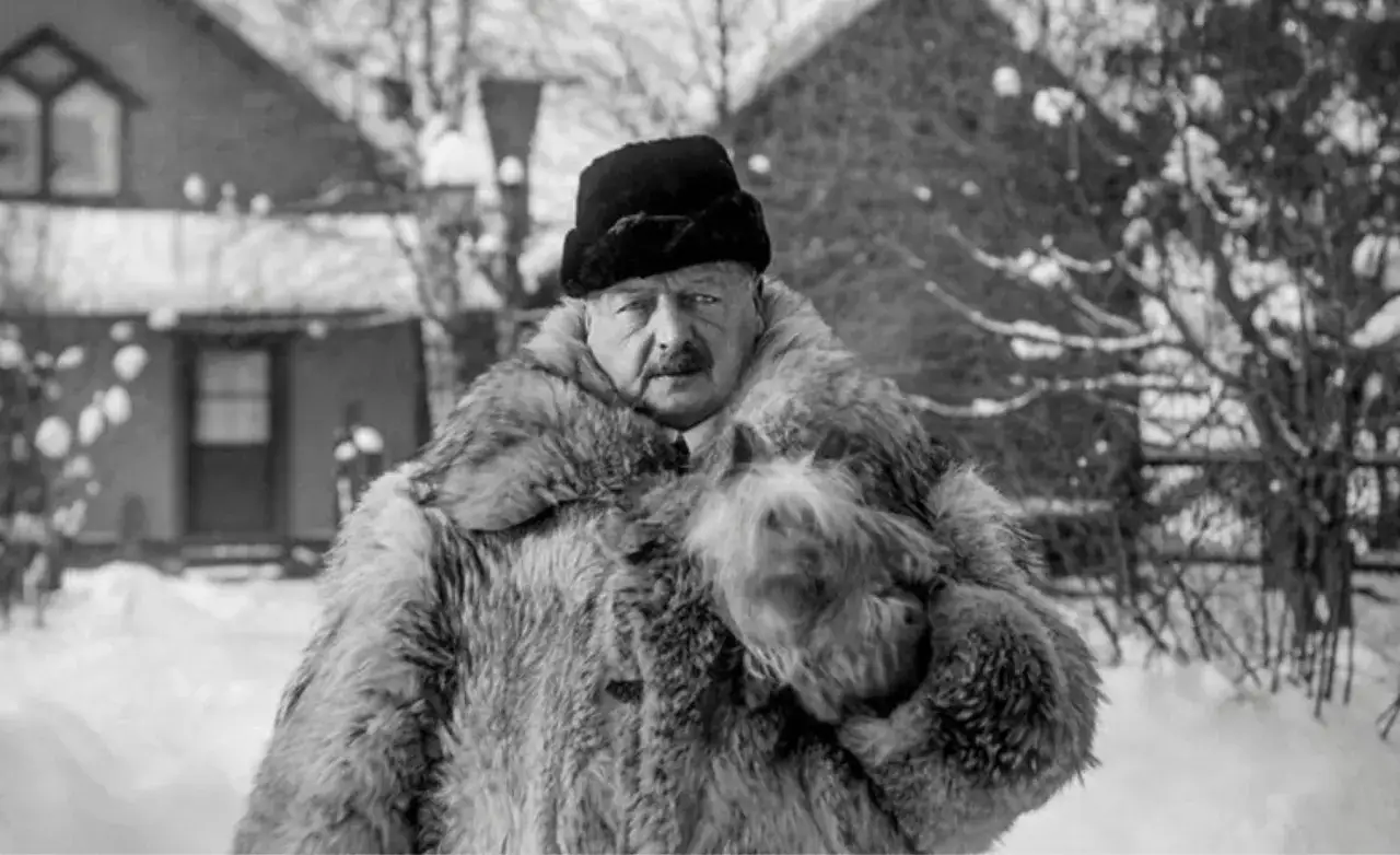 En man i p&auml;ls och hatt, en av Anders Zorns fotografier, st&aring;r i sn&ouml;.