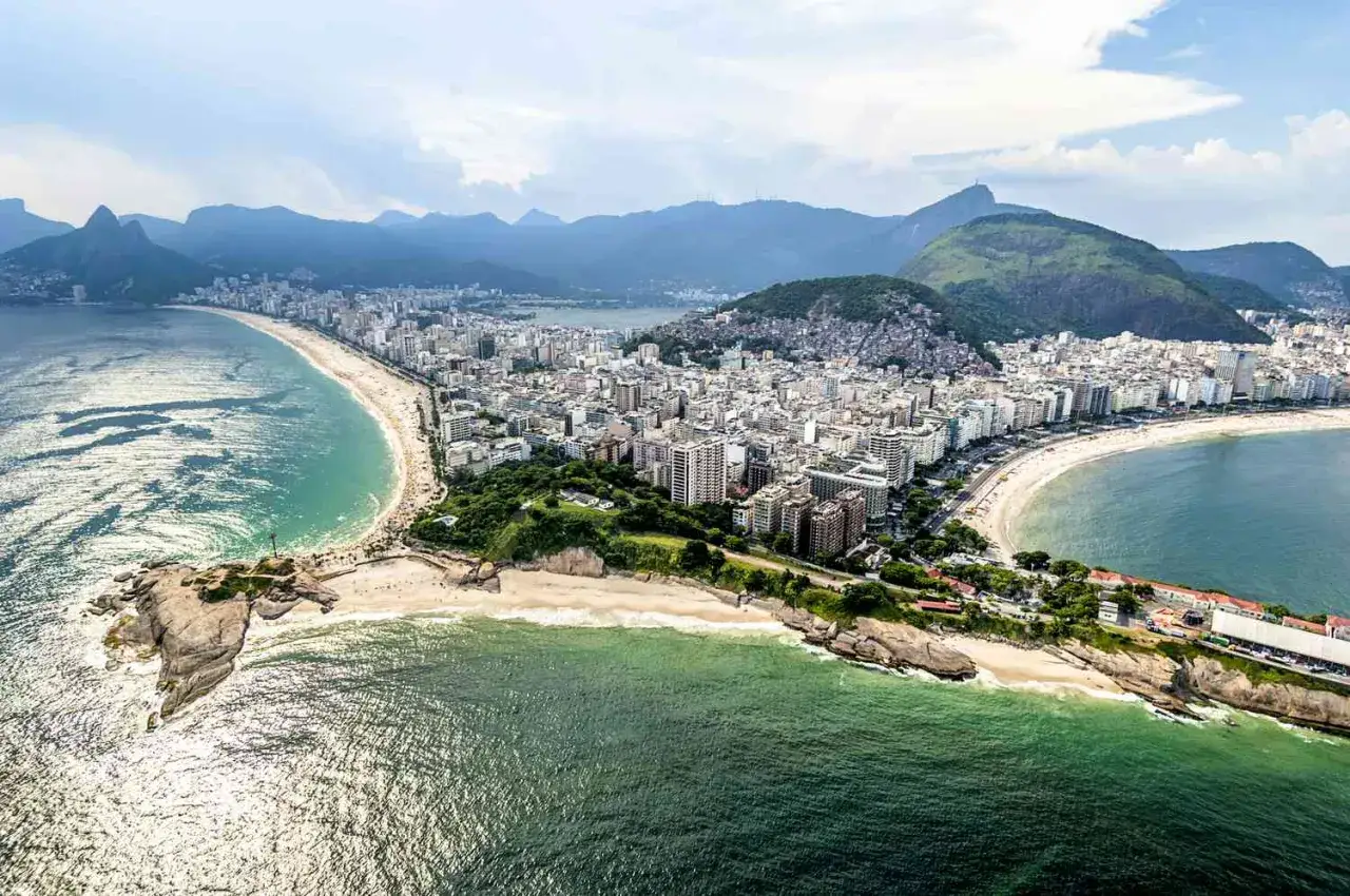 Rio de Janeiro: Die beste Reisezeit f&uuml;r dieses Panorama mit Str&auml;nden, Stadt und Bergen.