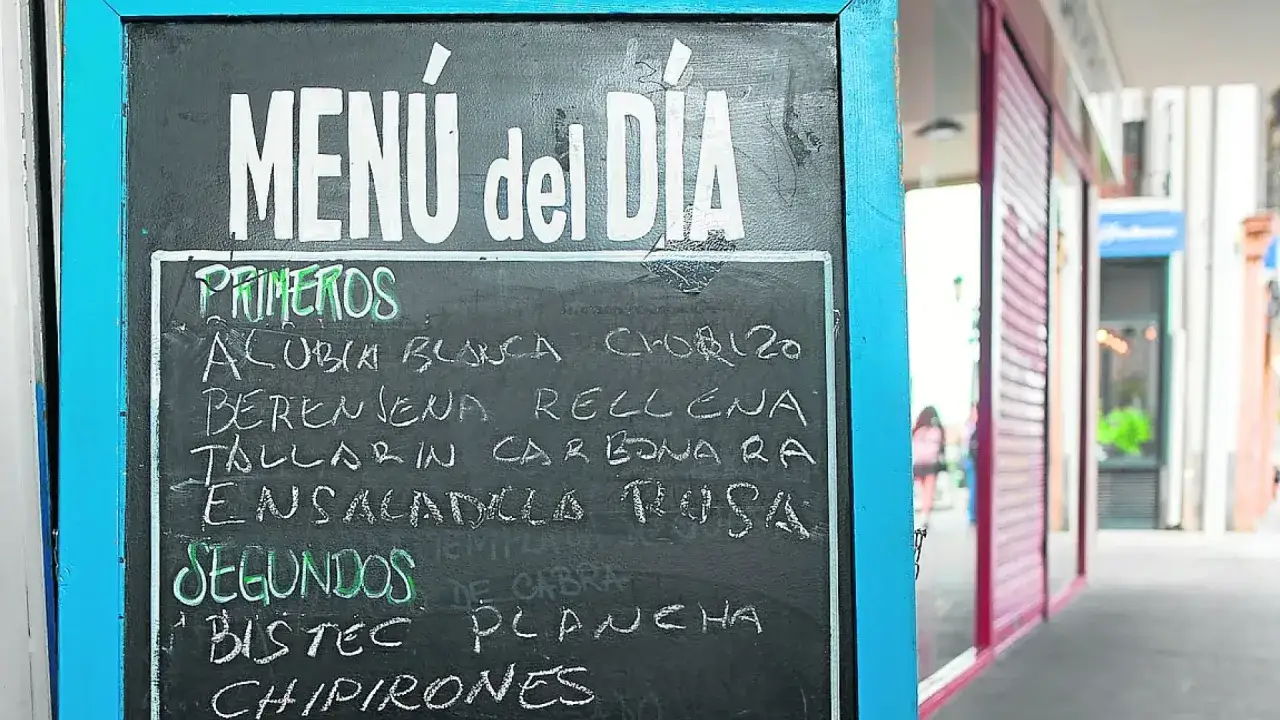 Menú del día en restaurante español con pizarra