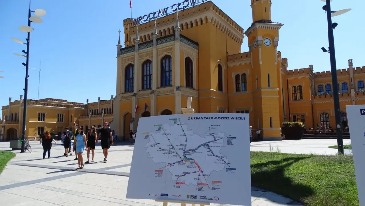Mapa komunikacji miejskiej Wrocławia przed dworcem. Sprawdź pociąg do Wrocławia cena i możliwości podróżowania z Urbancard.